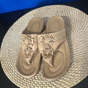 Women’s Atalina Tan Flower Design Flip Flop Sandals Size 37 US Size 6.5